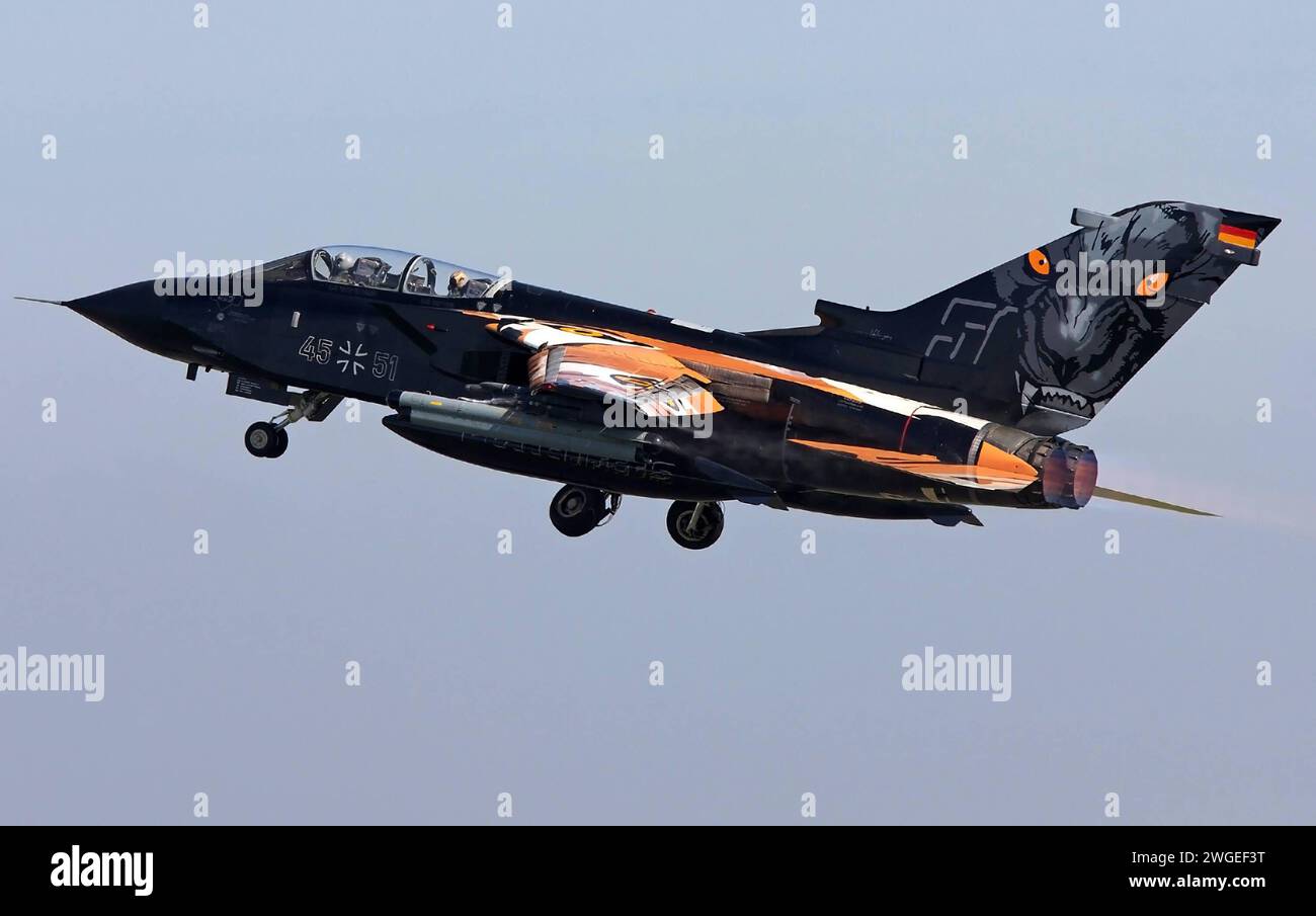 Ein Kampfflugzeug der deutschen Luftwaffe vom Typ Tornado. Das Flugzeug gehört zum Taktischen Luftwaffengeschwader 51 TaktLwG 51, früher: Aufklärungsgeschwader 51 und ist in Schleswig-Jagel stationiert. Das Flugzeug hat anlässlich des NATO Tiger-Meet eine Tiger-Lackierung. Ein Kampfflugzeug der deutschen Luftwaffe vom Typ Tornado. Das Flugzeug gehört zum Taktischen Luftwaffengeschwader 51 TaktLwG 51, früher: Aufklärungsgeschwader 51 und ist in Schleswig-Jagel stationiert. Das Flugzeug hat anlässlich des NATO Tiger-Meet eine Tiger-Lackierung. *** Ein Tornado-Kampfflugzeug der Deutschen Luft für Stockfoto