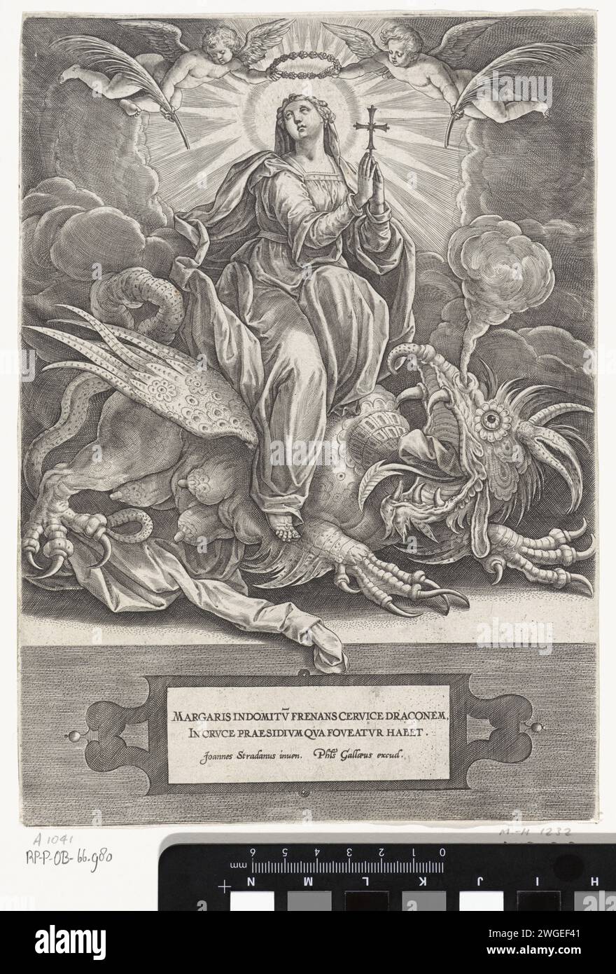 Martyrium der H. Margaretha van Antiochia, Johannes Wierix (möglich), nach Jan van der Straet, 1559 – vor 1612 erscheint die Heilige Margarete von Antiochia ohne Verletzungen aus dem Bauch des Drachen dank des Kreuzes in ihren Händen. Sie wird von zwei Engeln geehrt, die ihr auch einen Palmenzweig überreichen. Im Kontext des Randes eine zweiseitige Inschrift in lateinischer Sprache. Antwerpen Papiergravur St.. Margarete wird in ihrem Kerker von einem Drachen (Satan) verschluckt. Engel, die Palmzweige krönt und/oder mitbringen Stockfoto