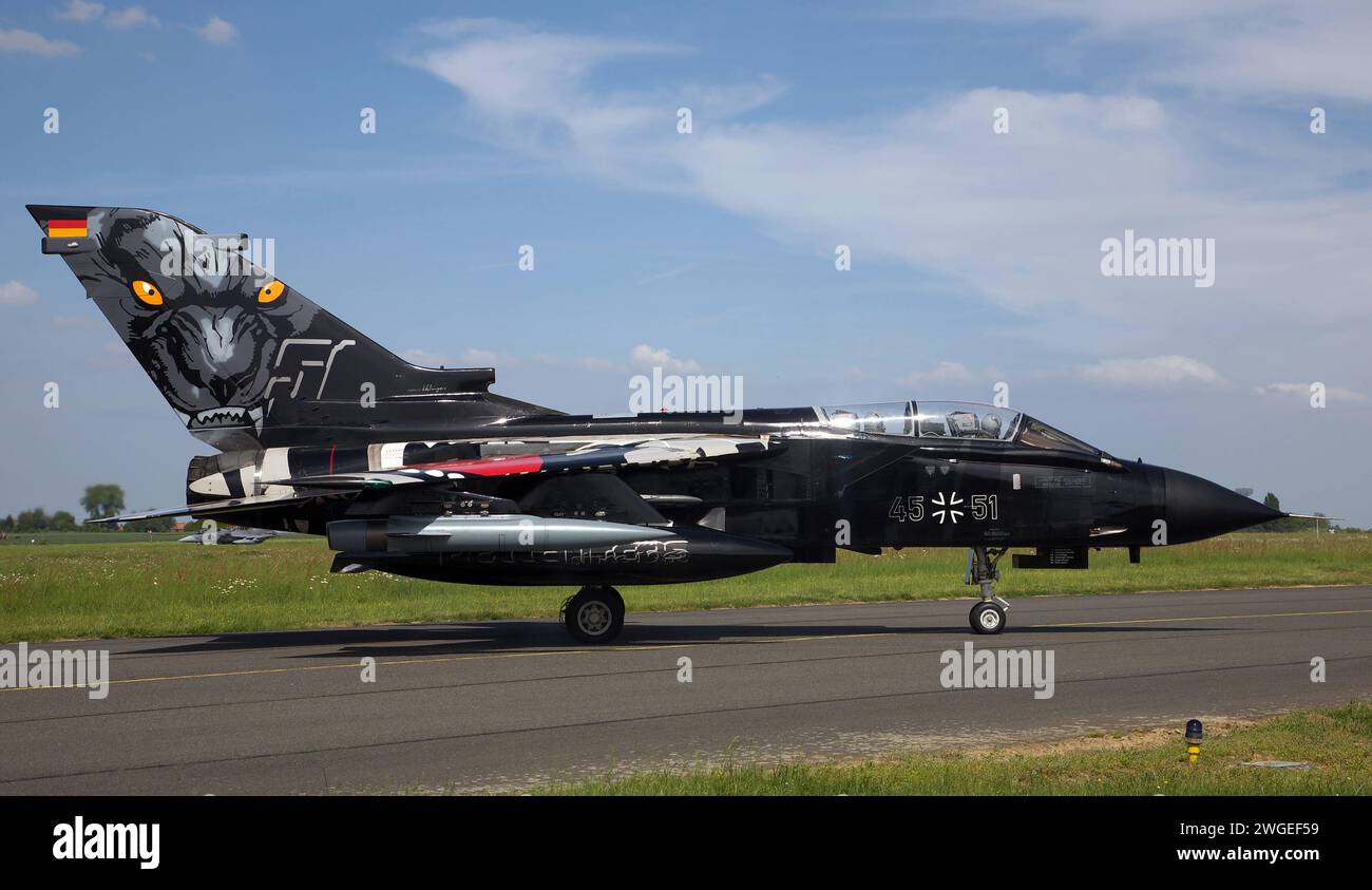 Ein Kampfflugzeug der deutschen Luftwaffe vom Typ Tornado. Das Flugzeug gehört zum Taktischen Luftwaffengeschwader 51 TaktLwG 51, früher: Aufklärungsgeschwader 51 und ist in Schleswig-Jagel stationiert. Das Flugzeug hat anlässlich des NATO Tiger-Meet eine Tiger-Lackierung. Ein Kampfflugzeug der deutschen Luftwaffe vom Typ Tornado. Das Flugzeug gehört zum Taktischen Luftwaffengeschwader 51 TaktLwG 51, früher: Aufklärungsgeschwader 51 und ist in Schleswig-Jagel stationiert. Das Flugzeug hat anlässlich des NATO Tiger-Meet eine Tiger-Lackierung. *** Ein Tornado-Kampfflugzeug der Deutschen Luft für Stockfoto