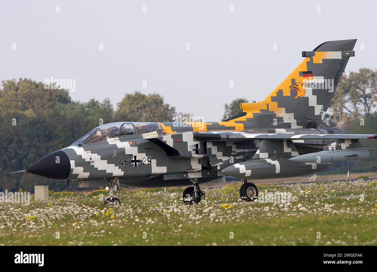 Ein Kampfflugzeug der deutschen Luftwaffe vom Typ Tornado ECR. Das Flugzeug hat anlässlich des NATO Tiger-Meet eine digitale Tiger-Lackierung und gehört zur 1. Staffel des Jagdbombergeschwader 32 JaboG 32. Ein Kampfflugzeug der deutschen Luftwaffe vom Typ Tornado ECR. Das Flugzeug hat anlässlich des NATO Tiger-Meet eine digitale Tiger-Lackierung und gehört zur 1. Staffel des Jagdbombergeschwader 32 JaboG 32. *** Ein Tornado ECR Kampfflugzeug der Deutschen Luftwaffe das Flugzeug hat eine digitale Tiger-Lackierung anlässlich des NATO Tiger Meet und gehört 1 Geschwader der Jagdbombergeschwa an Stockfoto