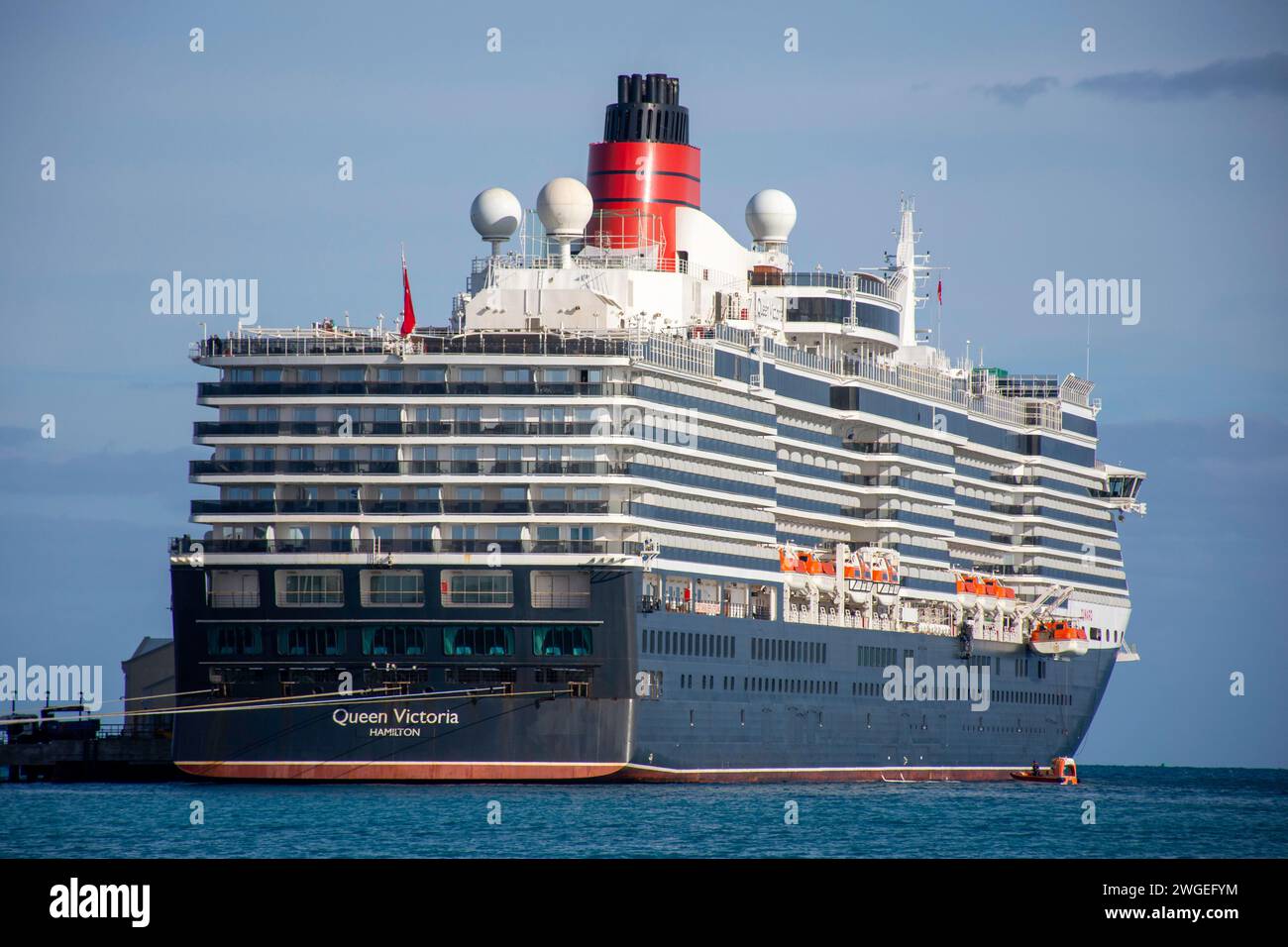 Das Kreuzfahrtschiff Cunard Queen Victoria legte an der Heritage Wharf, Royal Naval Dockyard, Sandy's Parish, Bermuda an Stockfoto