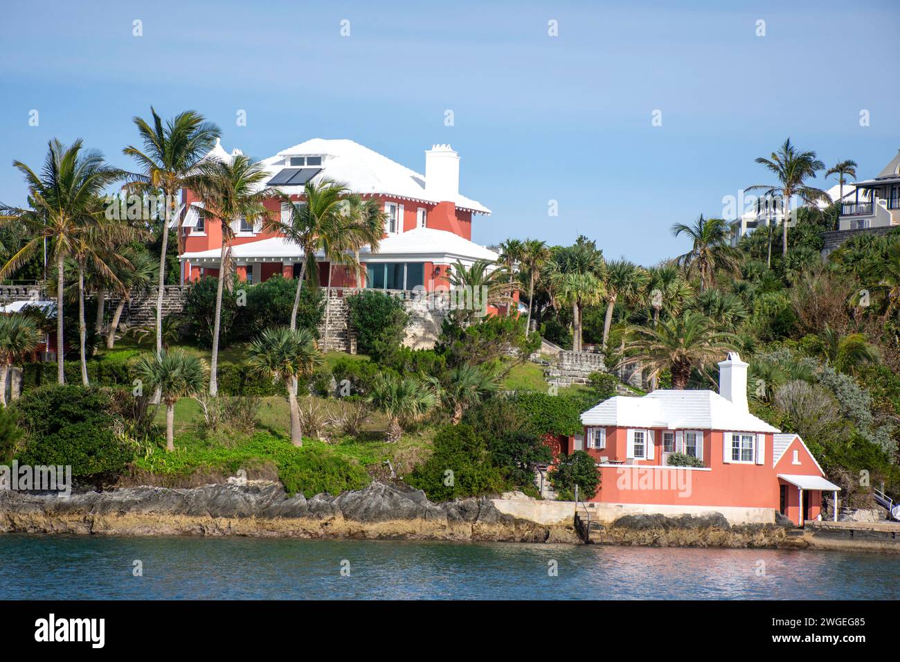 Großes Haus und Bootsschuppen am Hafen von Hamilton, Stadt Hamilton, Pembroke Parish, Bermuda Stockfoto