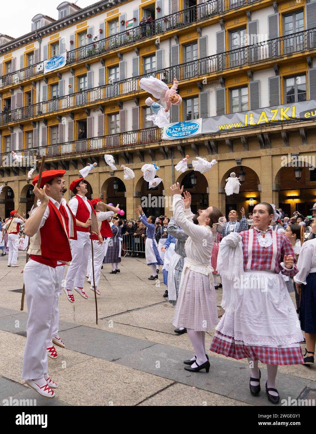 Celebración y fiesta en Donostia San Sebastián Iñudes y Artzaiak con bailes vascos recorriendo las calles de La parte Vieja. Stockfoto