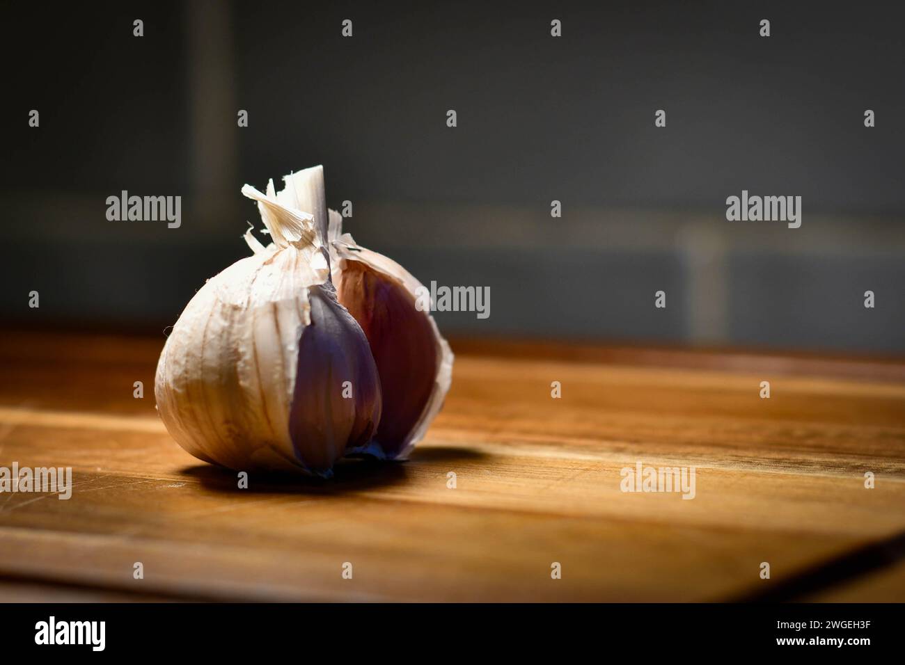 Knoblauch auf einem Schneidebrett in der Küche Stockfoto