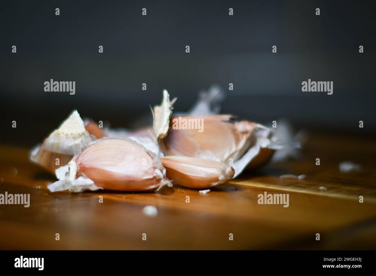 Knoblauch auf einem Schneidebrett in der Küche Stockfoto