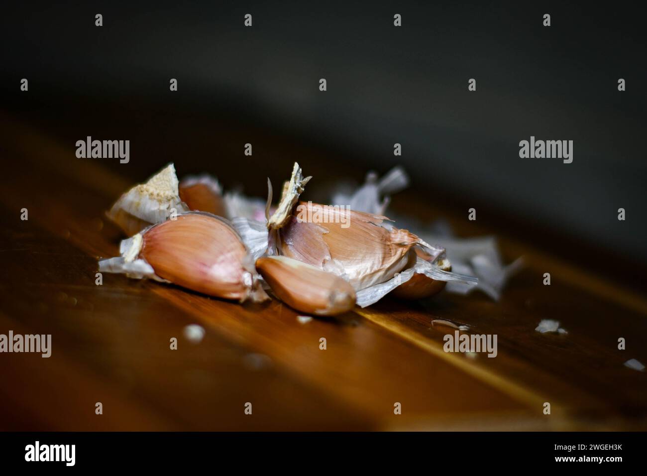 Knoblauch auf einem Schneidebrett in der Küche Stockfoto