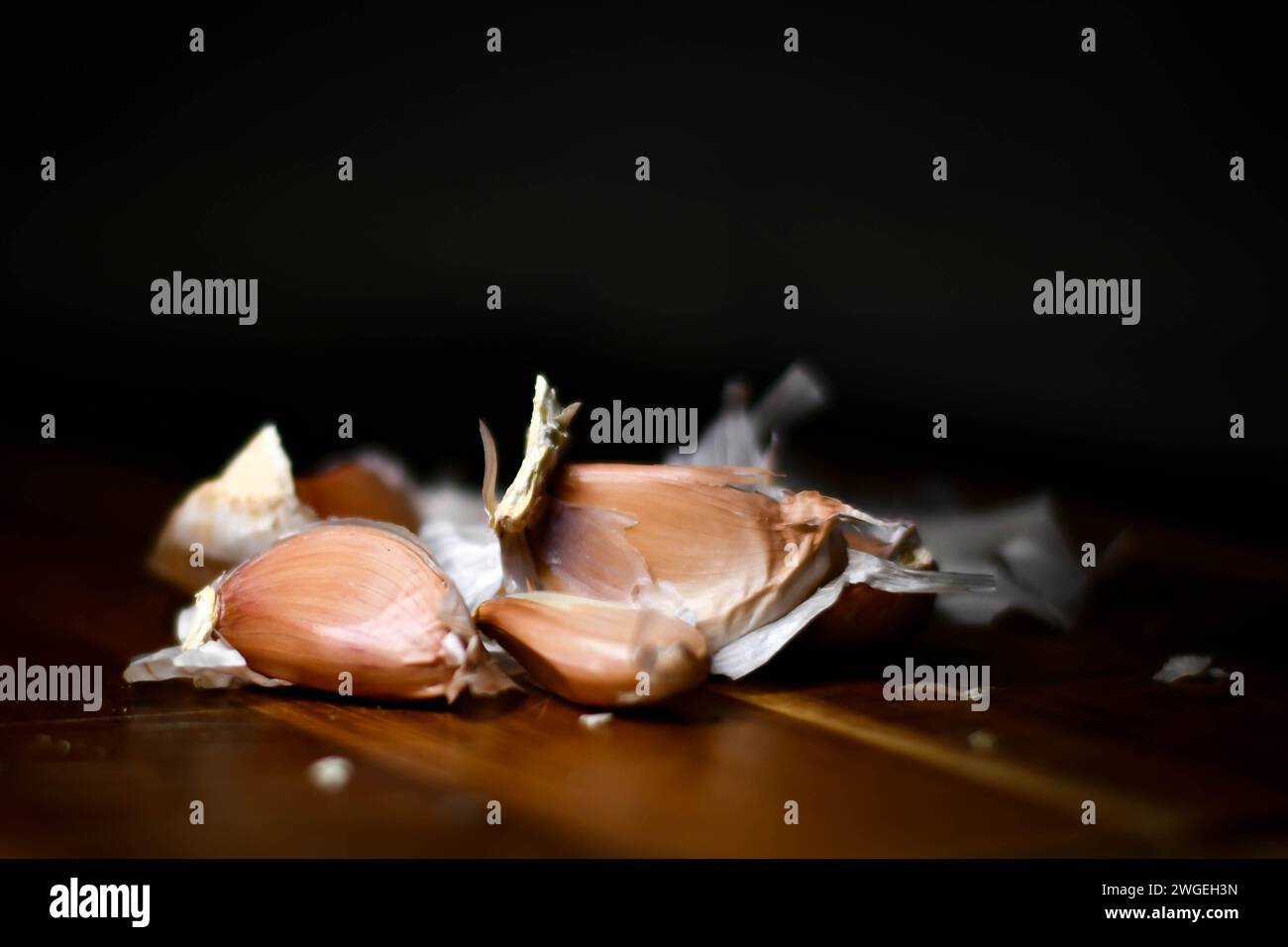 Knoblauch auf einem Schneidebrett in der Küche Stockfoto