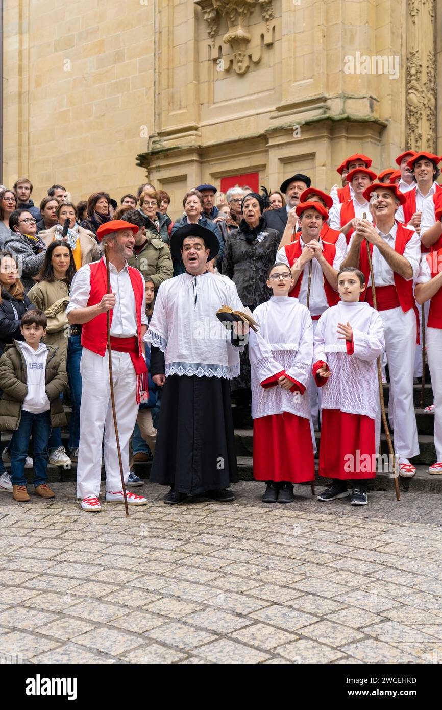 Celebración y fiesta en Donostia San Sebastián Iñudes y Artzaiak con bailes vascos recorriendo las calles de La parte Vieja. Stockfoto