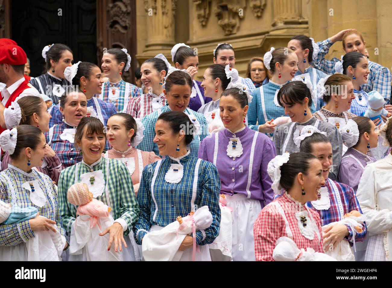 Celebración y fiesta en Donostia San Sebastián Iñudes y Artzaiak con bailes vascos recorriendo las calles de La parte Vieja. Stockfoto