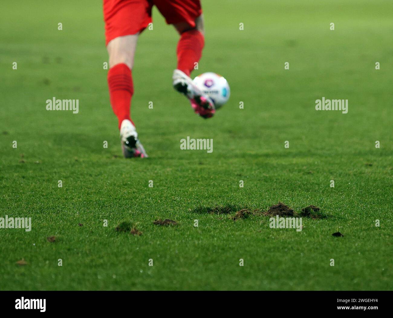 Heidenheim, Deutschland. Februar 2024. v.li.: Symbolfoto, Symbolbild, Feature, Rasenstücke in der Voith Arena, 02.02.2024, Heidenheim (Deutschland), Fussball, Bundesliga, 1.FC HEIDENHEIM 1846 - BORUSSIA DORTMUND, DFB/DFL-VORSCHRIFTEN VERBIETEN DIE VERWENDUNG VON FOTOGRAFIEN ALS BILDSEQUENZEN UND/ODER QUASI-VIDEO. Quelle: dpa/Alamy Live News Stockfoto