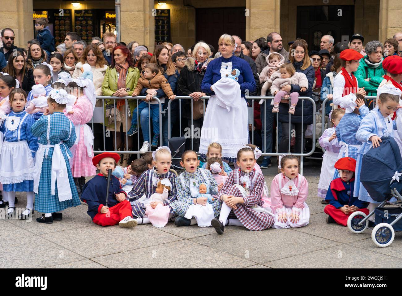 Celebración y fiesta en Donostia San Sebastián Iñudes y Artzaiak con bailes vascos recorriendo las calles de La parte Vieja. Stockfoto