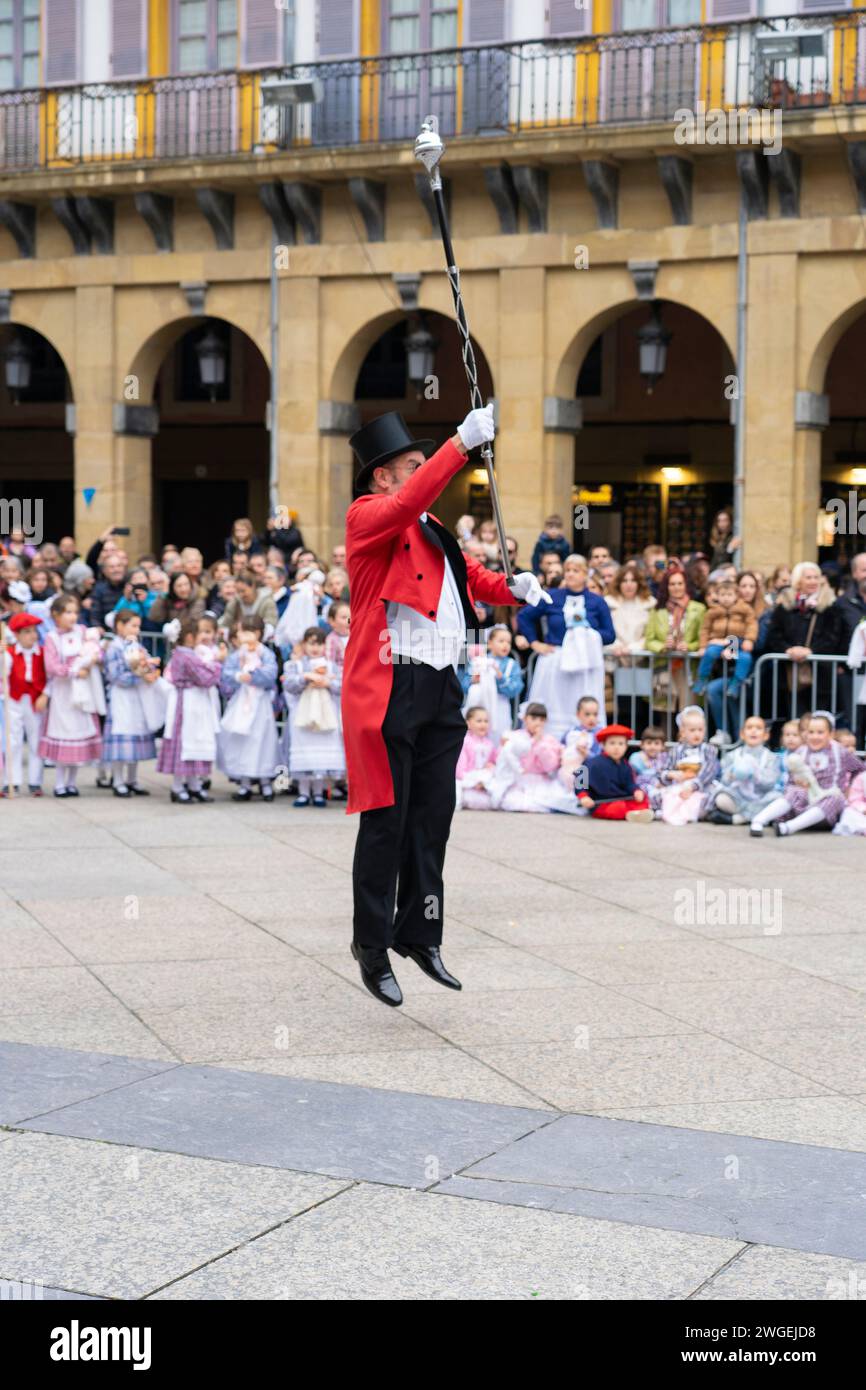 Celebración y fiesta en Donostia San Sebastián Iñudes y Artzaiak con bailes vascos recorriendo las calles de La parte Vieja. Stockfoto
