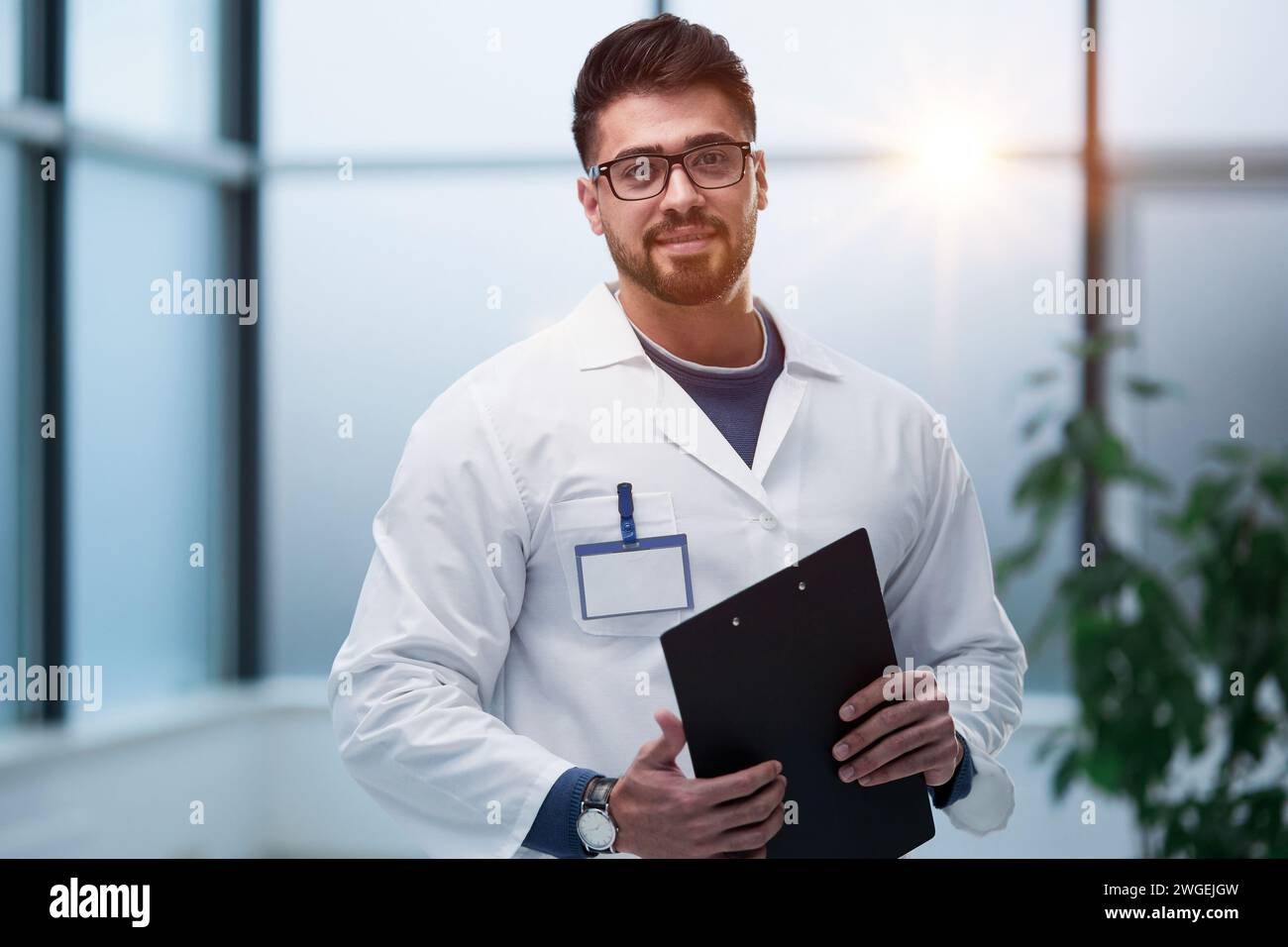 Erfahrener Arzt mit einem Ordner in den Händen Stockfoto
