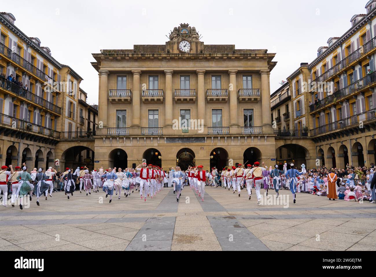 Celebración y fiesta en Donostia San Sebastián Iñudes y Artzaiak con bailes vascos recorriendo las calles de La parte Vieja. Stockfoto