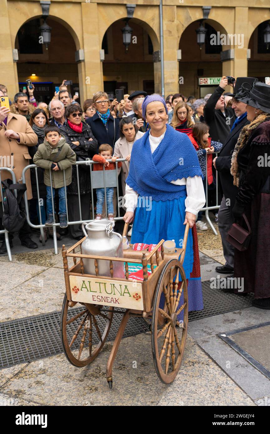 Celebración y fiesta en Donostia San Sebastián Iñudes y Artzaiak con bailes vascos recorriendo las calles de La parte Vieja. Stockfoto