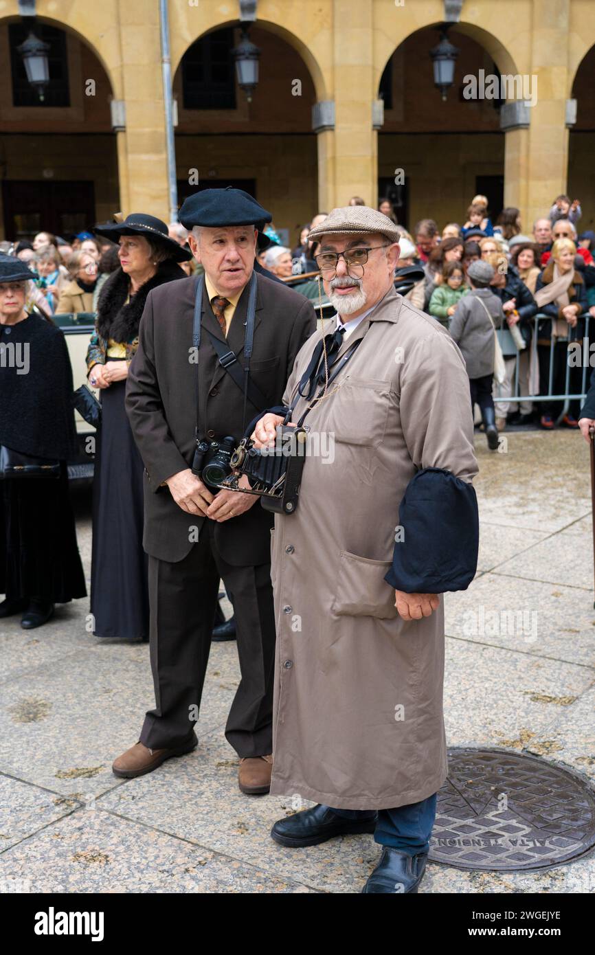 Celebración y fiesta en Donostia San Sebastián Iñudes y Artzaiak con bailes vascos recorriendo las calles de La parte Vieja. Stockfoto