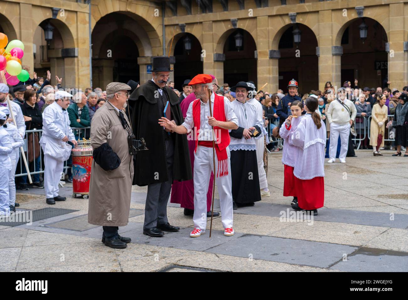 Celebración y fiesta en Donostia San Sebastián Iñudes y Artzaiak con bailes vascos recorriendo las calles de La parte Vieja. Stockfoto