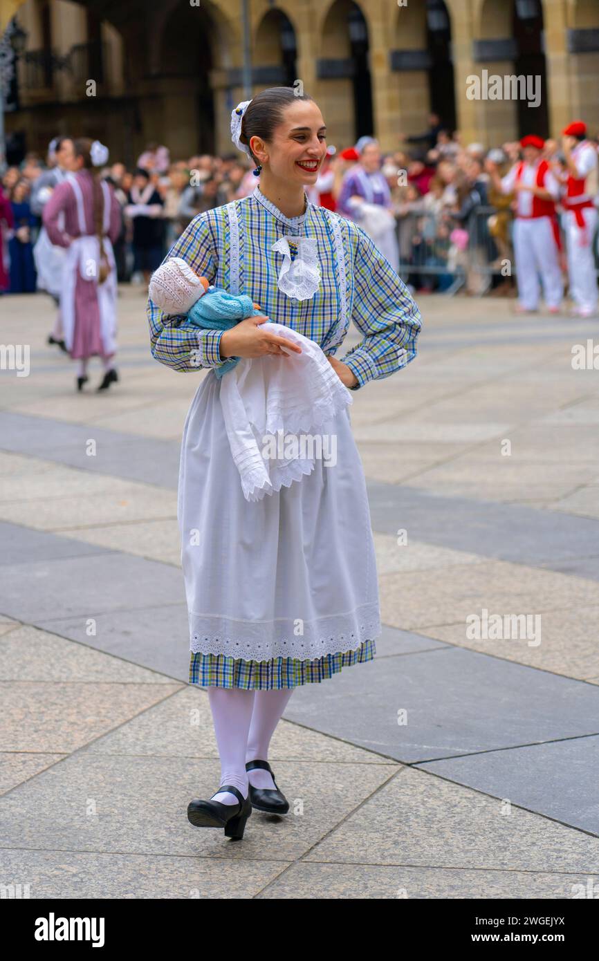 Celebración y fiesta en Donostia San Sebastián Iñudes y Artzaiak con bailes vascos recorriendo las calles de La parte Vieja. Stockfoto