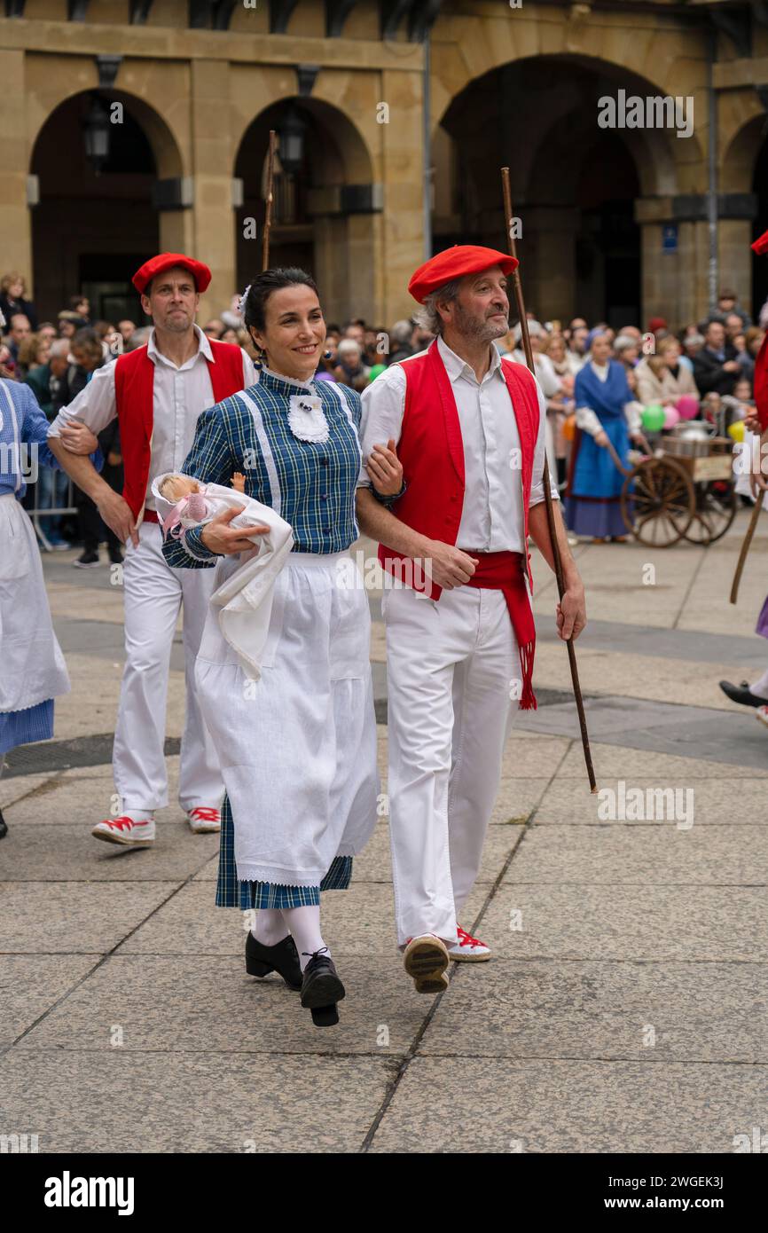 Celebración y fiesta en Donostia San Sebastián Iñudes y Artzaiak con bailes vascos recorriendo las calles de La parte Vieja. Stockfoto