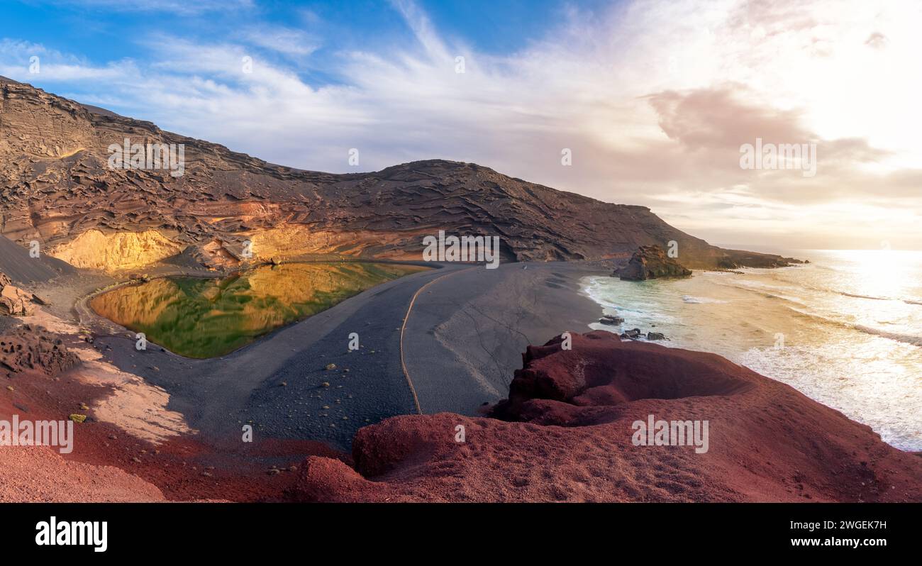Panoramablick auf den berühmten Los Volcanes Naturpark Kratersee an der Küste des Atlantischen Ozeans auf Lanzarote Insel, Kanarischen Inseln - Spanien Stockfoto