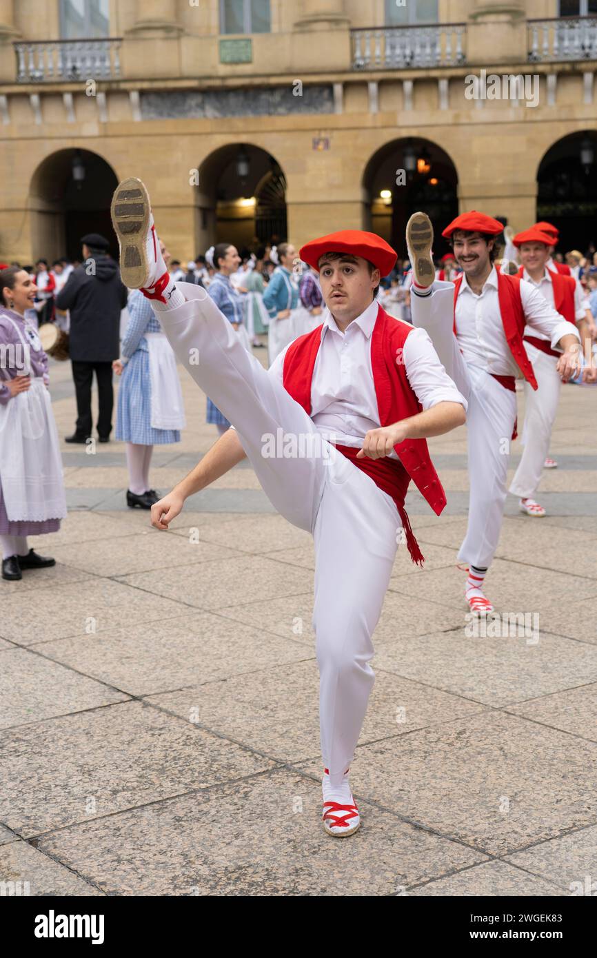 Celebración y fiesta en Donostia San Sebastián Iñudes y Artzaiak con bailes vascos recorriendo las calles de La parte Vieja. Stockfoto