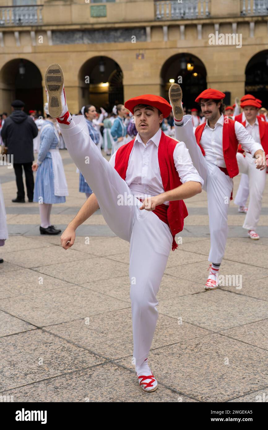 Celebración y fiesta en Donostia San Sebastián Iñudes y Artzaiak con bailes vascos recorriendo las calles de La parte Vieja. Stockfoto