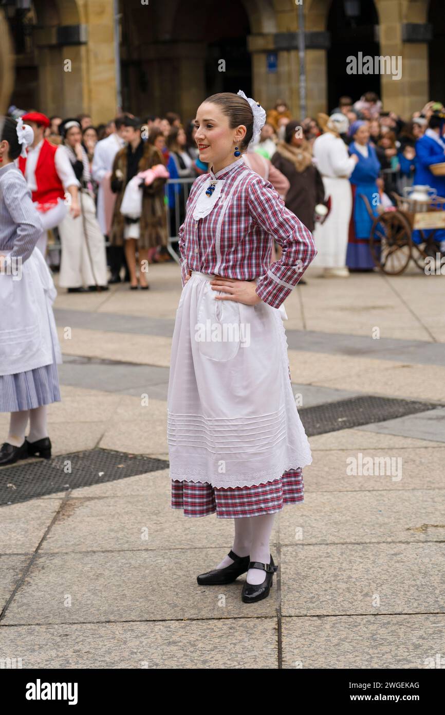 Celebración y fiesta en Donostia San Sebastián Iñudes y Artzaiak con bailes vascos recorriendo las calles de La parte Vieja. Stockfoto