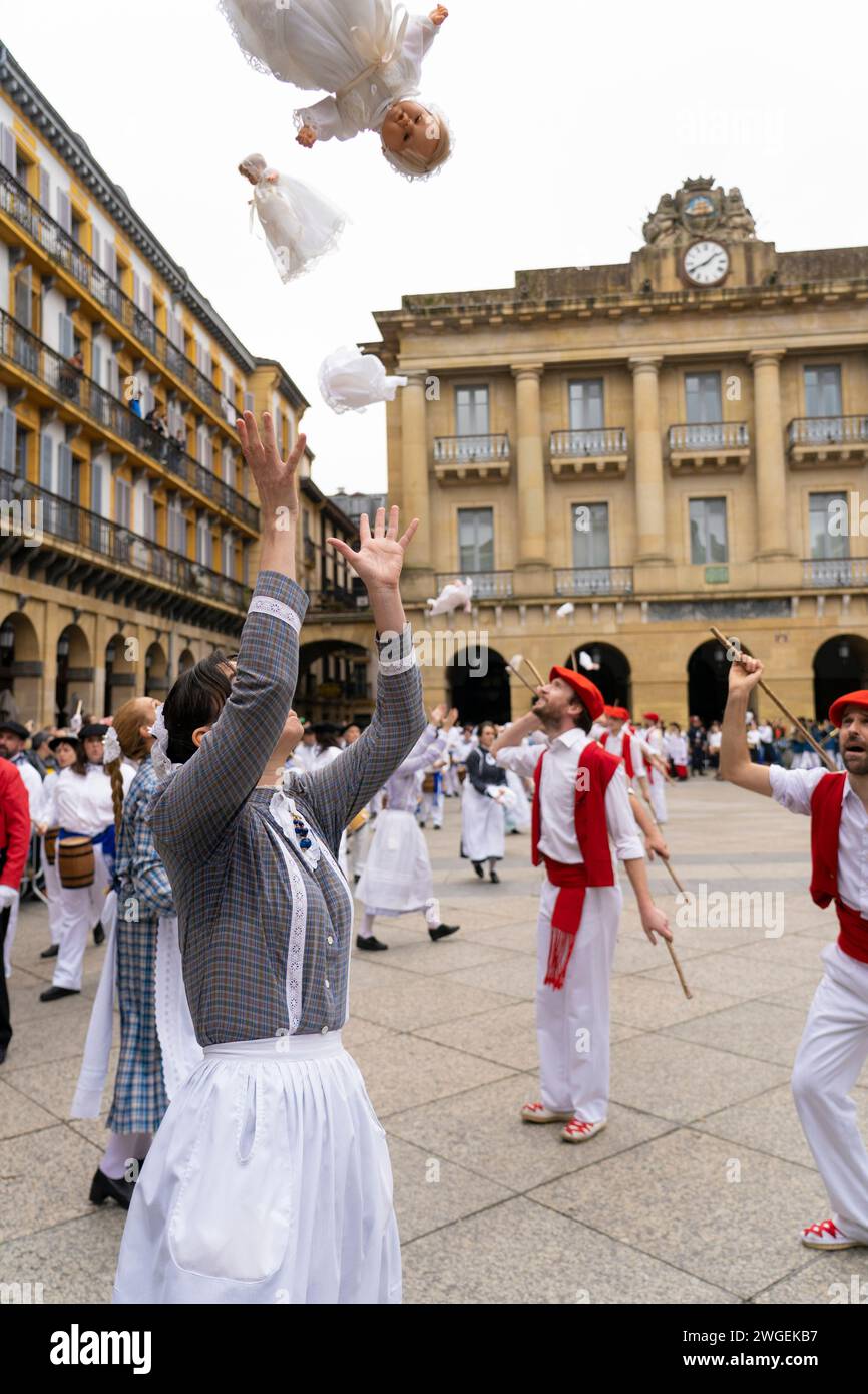 Celebración y fiesta en Donostia San Sebastián Iñudes y Artzaiak con bailes vascos recorriendo las calles de La parte Vieja. Stockfoto