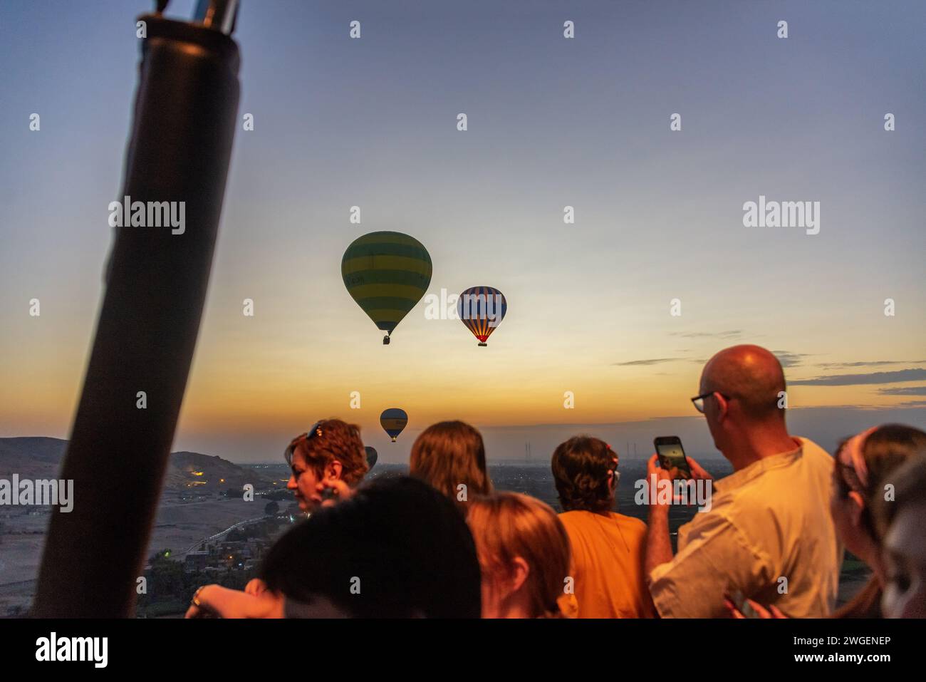 LUXOR, ÄGYPTEN - 19. JULI 2021: Touristen fliegen am 19,2021. Juli in einem Heißluftballon in der Nähe von Luxor, Ägypten, über das Tal der Könige Stockfoto