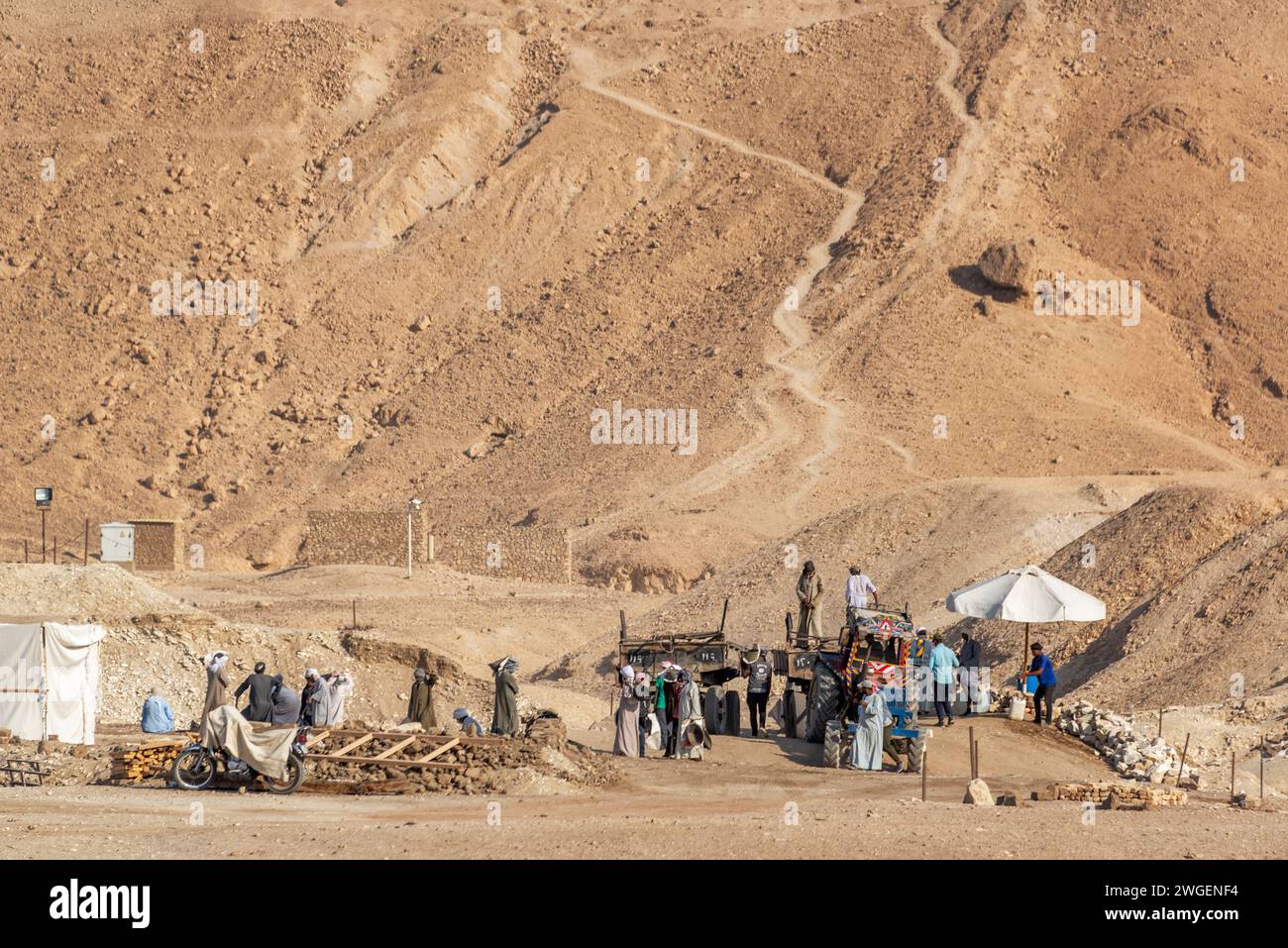 LUXOR, ÄGYPTEN - 18. JULI 2021: Arbeiter an einer Grabstätte im Tal der Könige in Luxor, Ägypten am 18. Juli 2021 Stockfoto