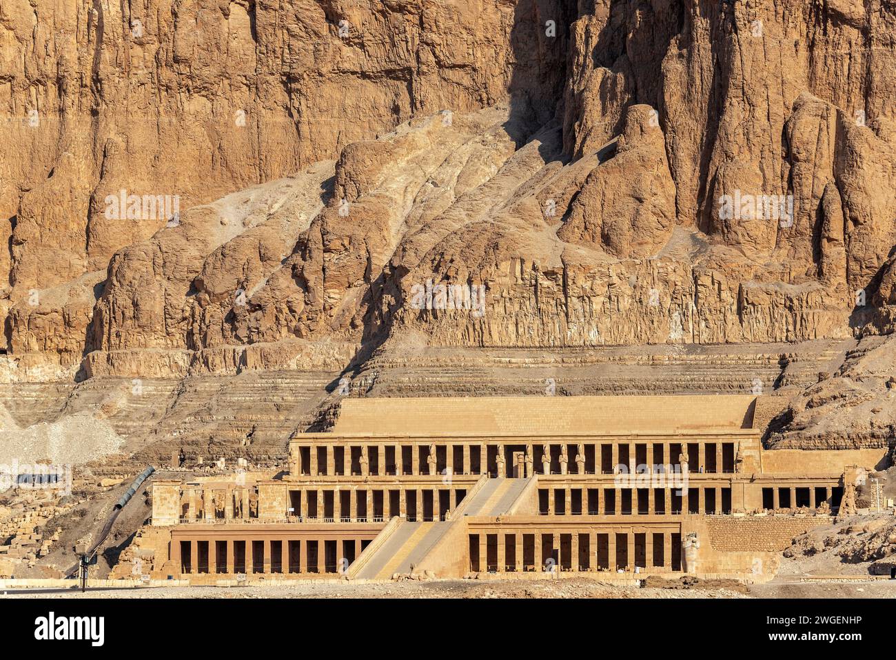 Blick auf den Leichentempel der Hatschepsut, der in die Klippe in der Nähe von Luxor, Ägypten, gebaut wurde Stockfoto