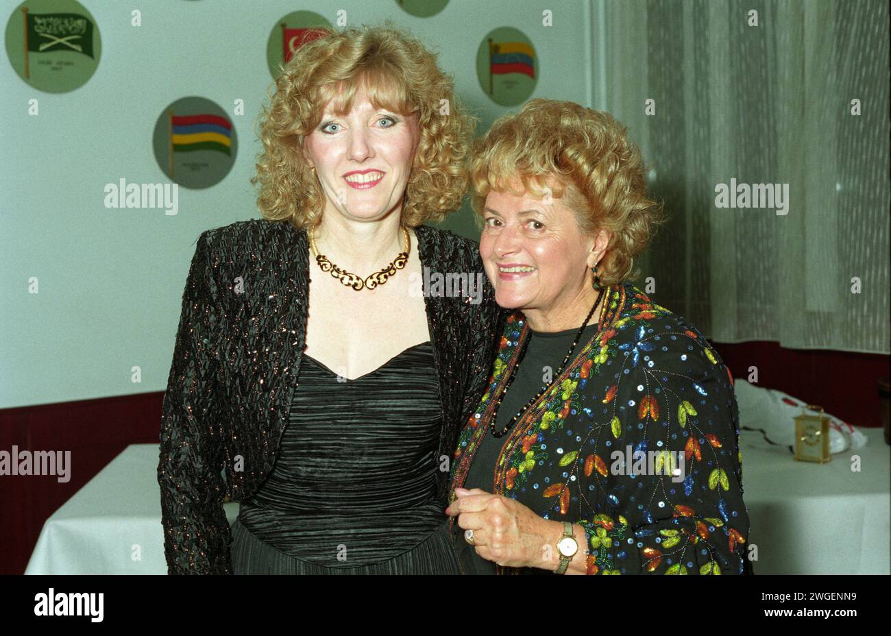 Die ehemalige Bordellmeisterin Cynthia Payne (rechts) bei einer Veranstaltung in Flitwick, Bedfordshire, Großbritannien im Jahr 1991. Stockfoto