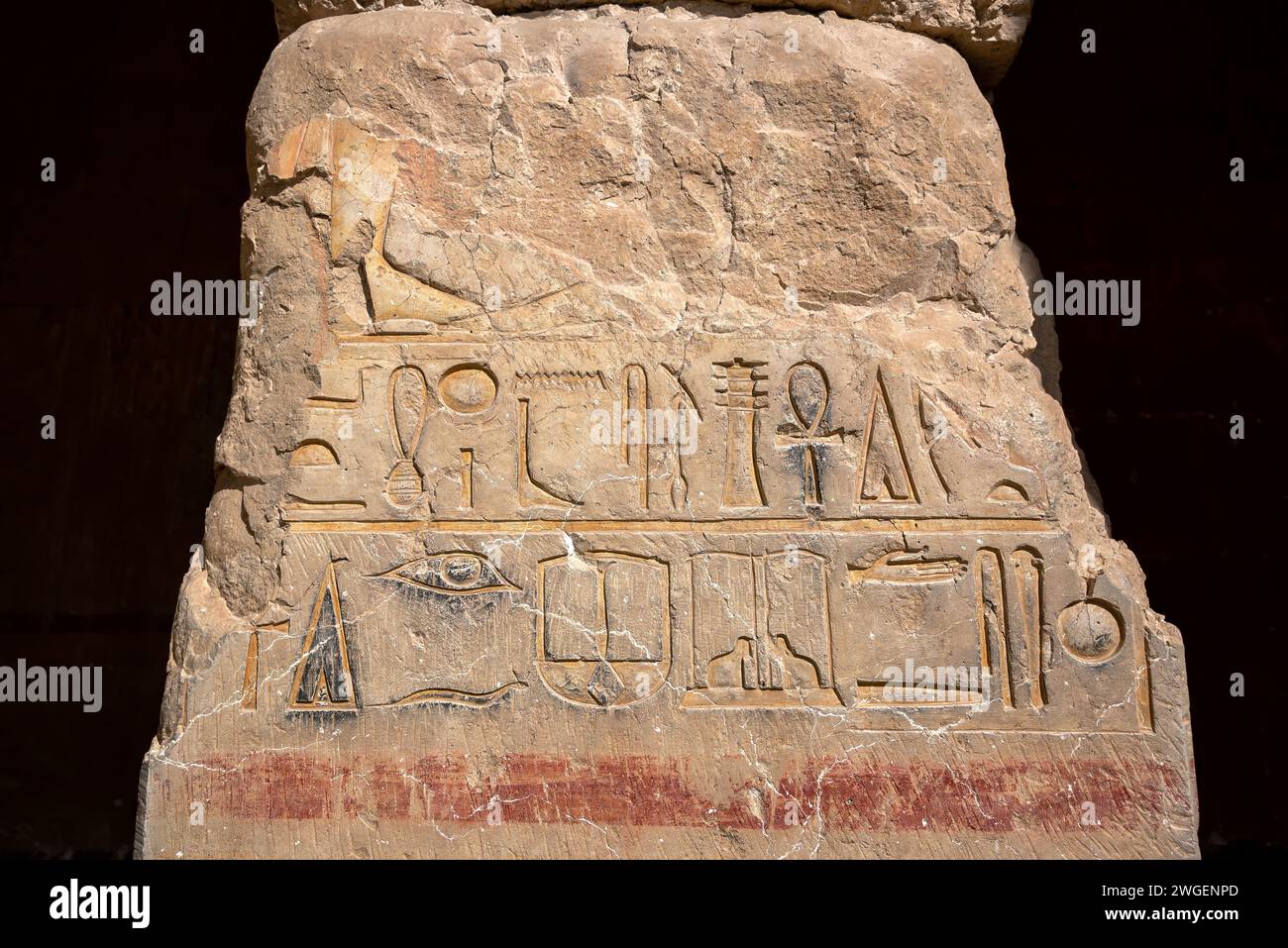 Nahaufnahme der antiken ägyptischen Hieroglyphen im Leichentempel der Hatschepsut in der Nähe von Luxor, Ägypten Stockfoto
