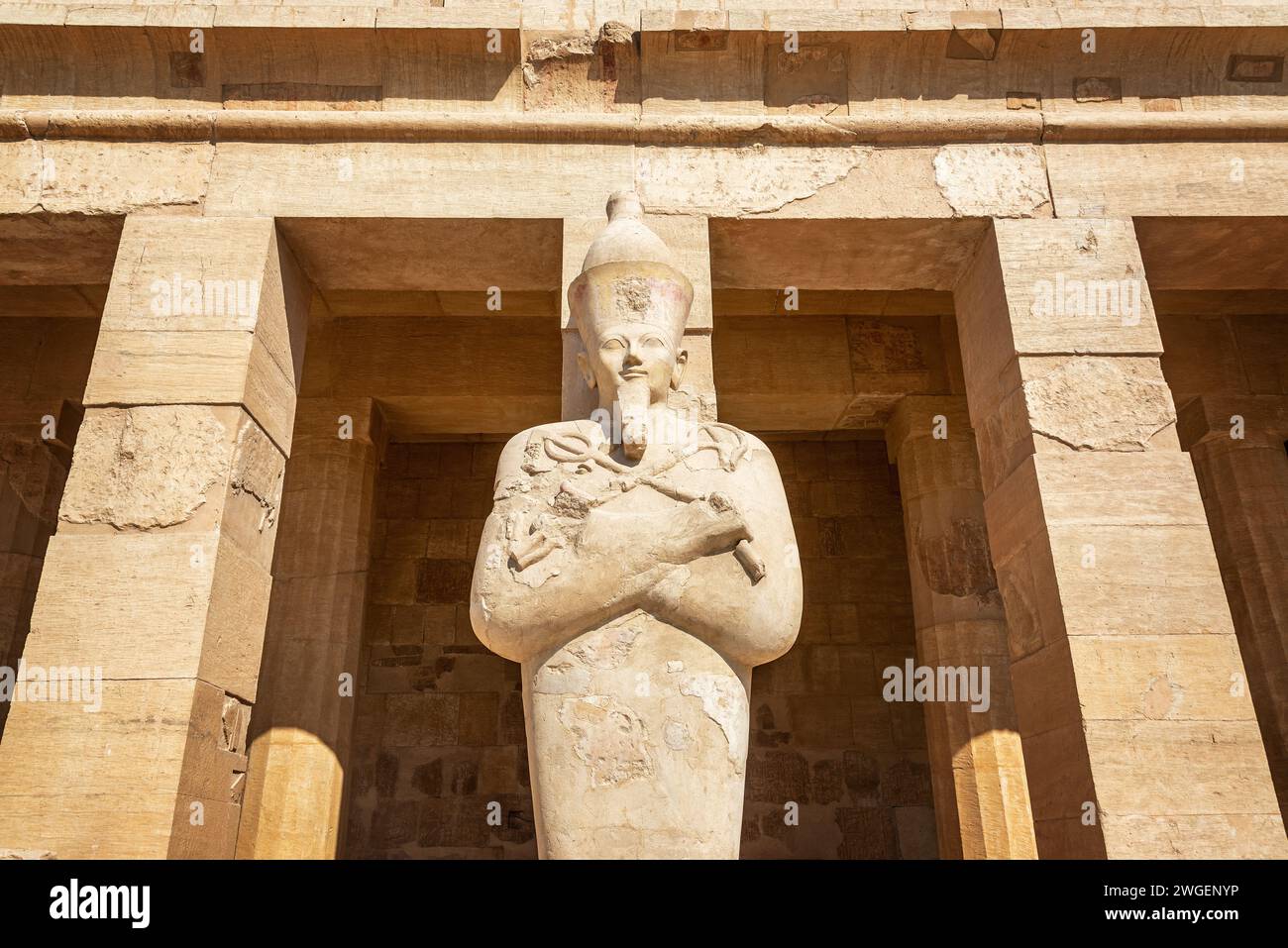 Statue der Pharoah Hatschepsut im Leichentempel der Hatschepsut im Tal der Könige bei Luxor, Ägypten Stockfoto