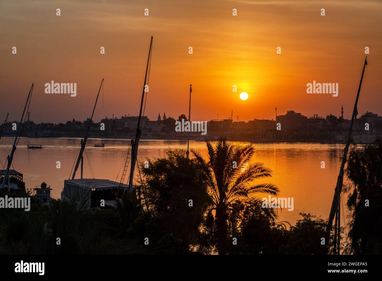 Wunderschöner Sonnenaufgang spiegelt sich im Nil in Luxor, Ägypten Stockfoto