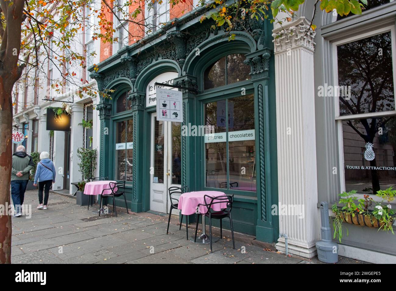 Patisserie im Jahr 1840, kommerzielle Ladenfront mit gusseisernem Untergeschoss an der Meeting Street im historischen Charleston South Carolina - November 2023 Stockfoto