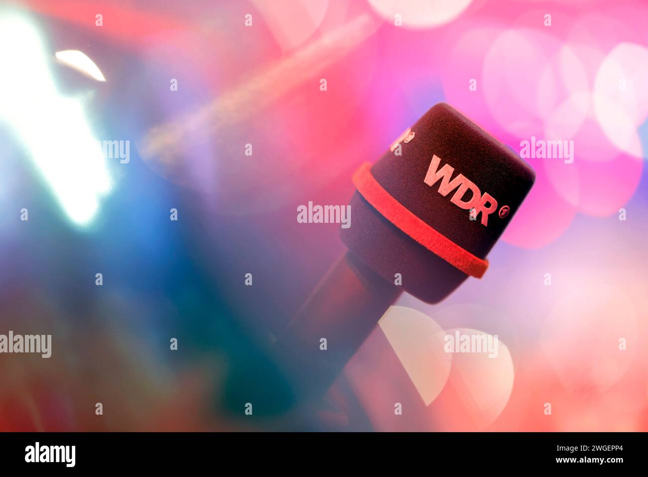 Ein Mikrofon mit dem Logo des WDR bei der Aufzeichnung der 2. ARD Fernsehsitzung 2024 im Gürzenich. Themenbild, Symbolbild Köln, 02.02.2024 NRW Deutschland *** Ein Mikrofon mit dem WDR-Logo bei der Aufnahme der 2. ARD-TV-Session 2024 in Gürzenich Themenbild, Symbolbild Köln, 02 02 2024 NRW Deutschland Copyright: XChristophxHardtx Stockfoto