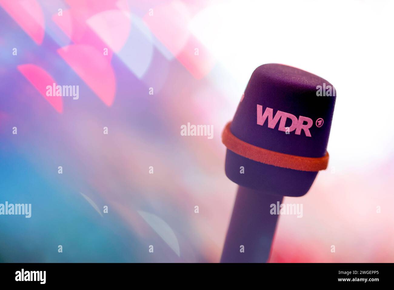 Ein Mikrofon mit dem Logo des WDR bei der Aufzeichnung der 2. ARD Fernsehsitzung 2024 im Gürzenich. Themenbild, Symbolbild Köln, 02.02.2024 NRW Deutschland *** Ein Mikrofon mit dem WDR-Logo bei der Aufnahme der 2. ARD-TV-Session 2024 in Gürzenich Themenbild, Symbolbild Köln, 02 02 2024 NRW Deutschland Copyright: XChristophxHardtx Stockfoto
