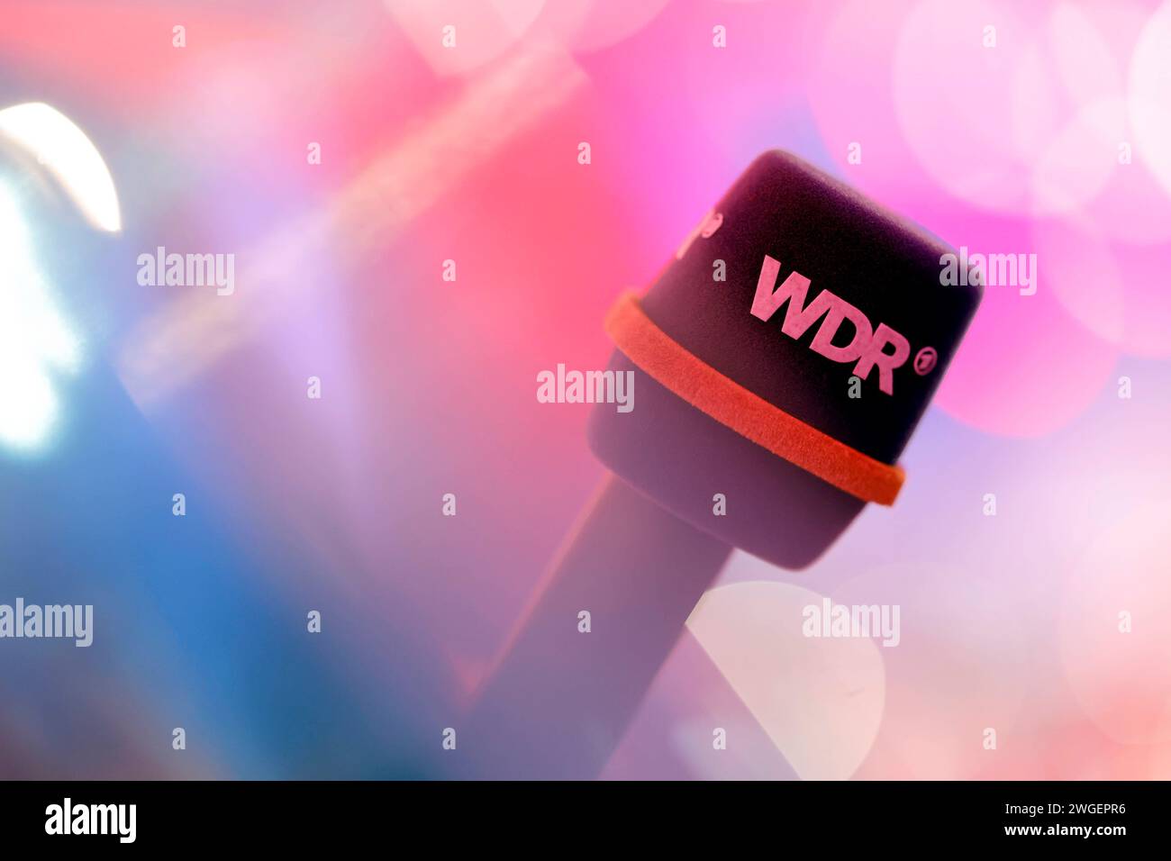 Ein Mikrofon mit dem Logo des WDR bei der Aufzeichnung der 2. ARD Fernsehsitzung 2024 im Gürzenich. Themenbild, Symbolbild Köln, 02.02.2024 NRW Deutschland *** Ein Mikrofon mit dem WDR-Logo bei der Aufnahme der 2. ARD-TV-Session 2024 in Gürzenich Themenbild, Symbolbild Köln, 02 02 2024 NRW Deutschland Copyright: XChristophxHardtx Stockfoto