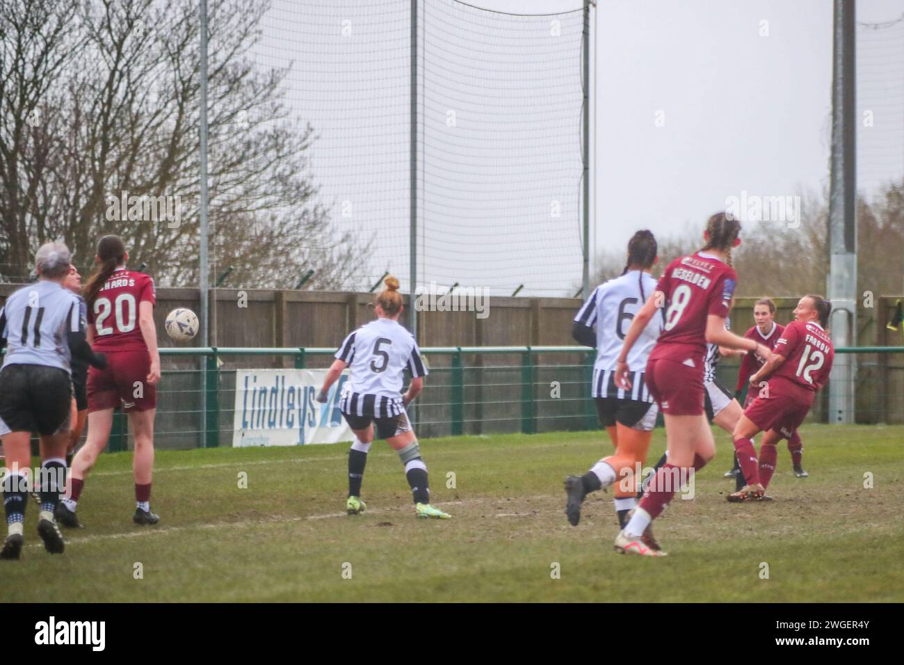 Hucknall, Vereinigtes Königreich, 4. Februar 2024: Kimberley Farrow von Northampton Town schießt und erzielt Northampton Town das erste Tor gegen Notts County. Women's National League Div 1 Midlands Credit: Clive Stapleton/Alamy Live News Stockfoto