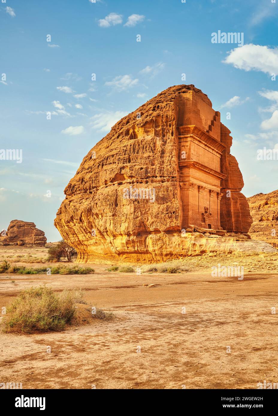 Grab Lihyan Sohn von Kuza oder Qasr al-Farid in Hegra, Saudia Arabia - beliebtestes Wahrzeichen in Mada'in Salih archäologische Stätte, sandige Wüstenlandschaft Stockfoto