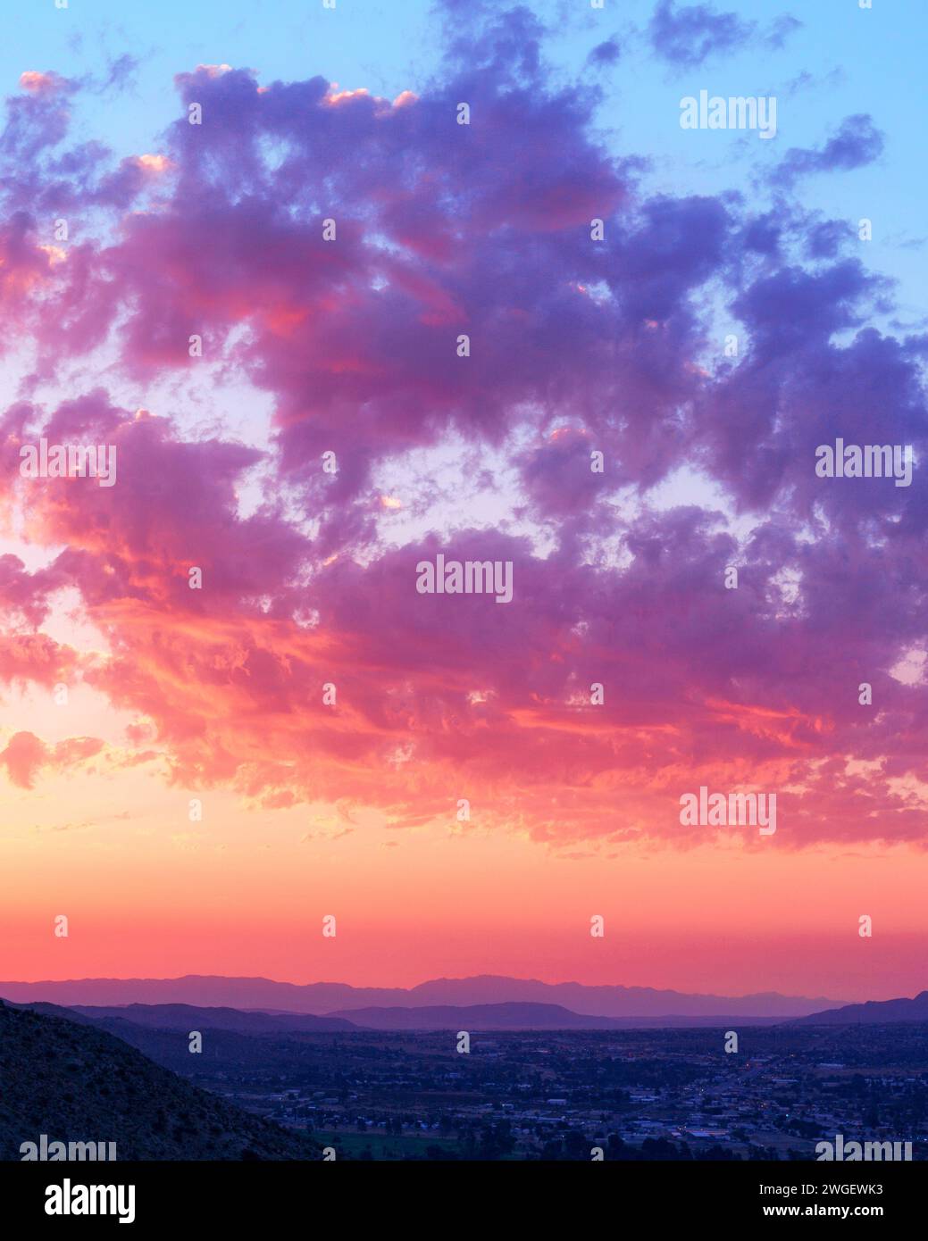 Spektakulärer und farbenfroher Sonnenaufgang und Wolkenblick vom Yucca Valley zum Joshua Tree Stockfoto