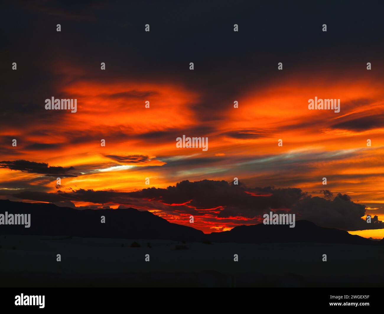 Mehrfarbiger Sonnenuntergang im White Sands National PAEK Stockfoto