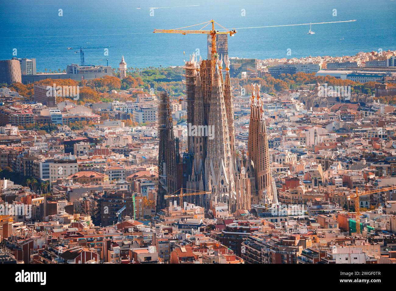 Weitläufiger Panoramablick auf die Sagrada Familia und die Skyline von Barcelona, Spanien Stockfoto