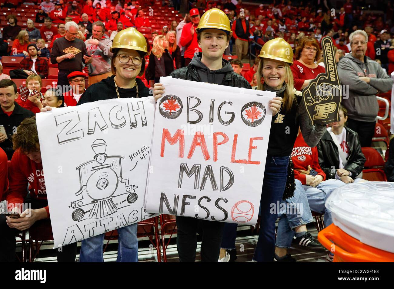 Madison, WI, USA. Februar 2024. Fans von Purdue Boilermaker tragen während des NCAA-Basketballspiels zwischen den Purdue Boilermakers und den Wisconsin Badgers im Kohl Center in Madison, WI, einige Schilder und tragen Helme. Darren Lee/CSM/Alamy Live News Stockfoto