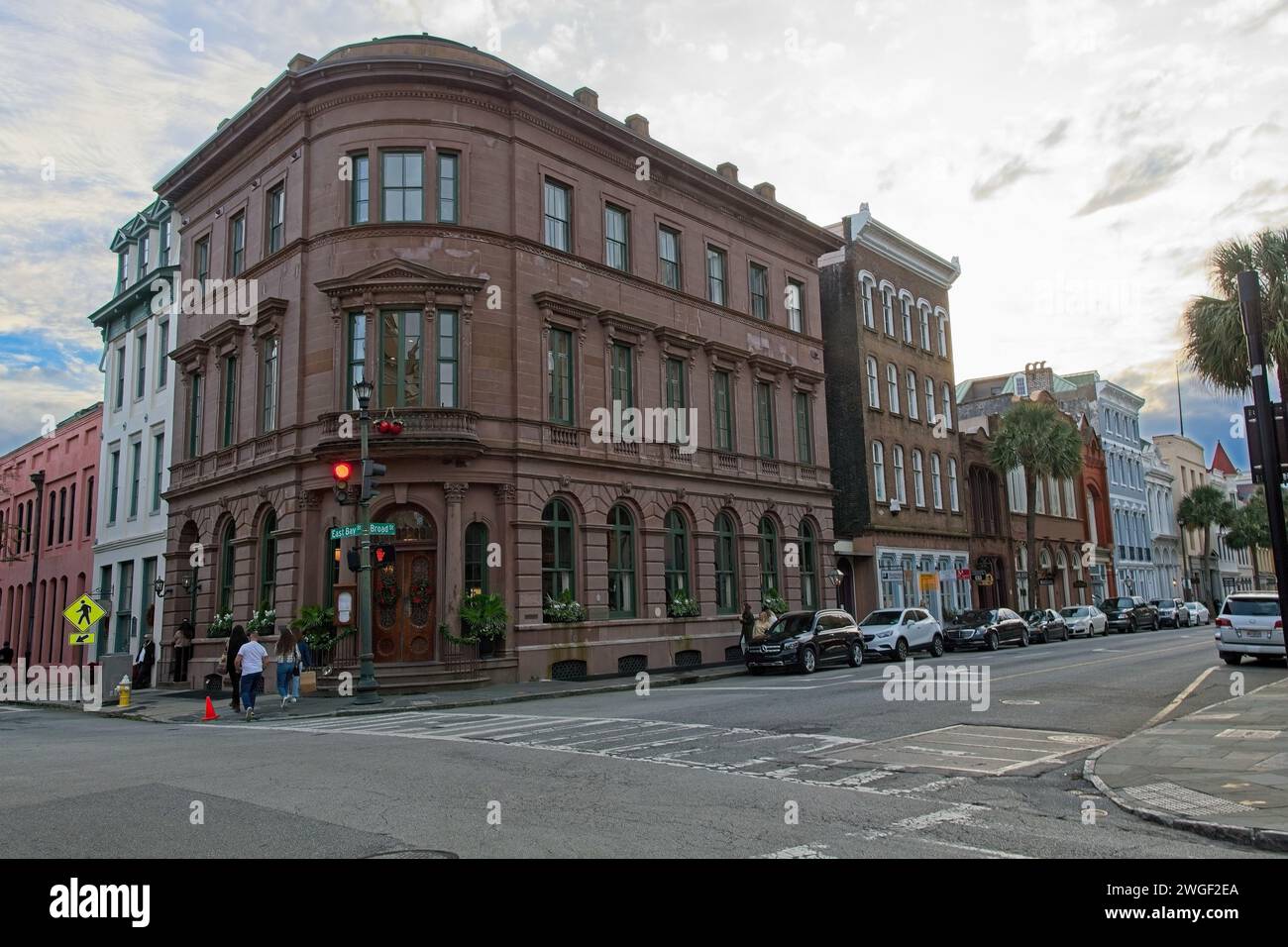 Die Brownstone One Broad Street im Stil der italienischen Renaissance von 1853 beherbergt ursprünglich die State Bank of South Carolina im historischen Charleston (November 2023) Stockfoto