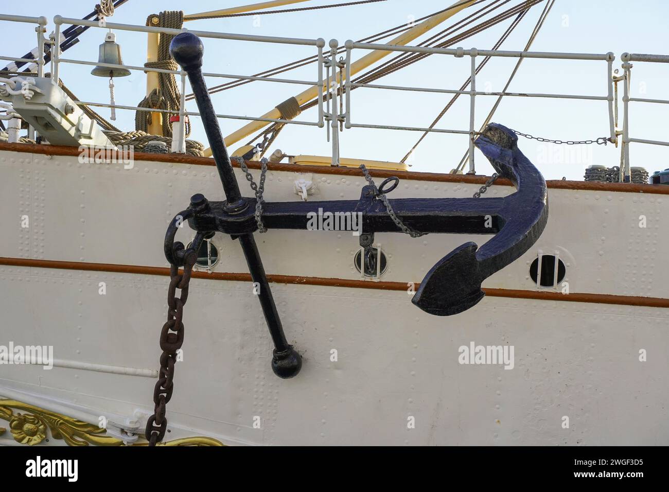 Anker des Segelschiffes Dänemark im Hafen Port Malaga, Andalusien, Costa del sol, Spanien. Stockfoto