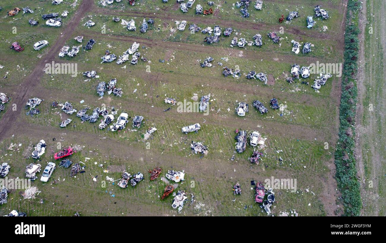 Hatay, Türkei. Februar 2024. (ANMERKUNG DER REDAKTION: Foto mit Drohne). Blick auf zerstörte Autos durch das Erdbeben. Das größte Erdbeben in der Türkei erlebte die Türkei am 6. Dezember 2023 in der Grenzregion Syrien. Nach den aufeinanderfolgenden Erdbeben von 7,4 und 7,7 waren 10 Städte in der östlichen Region betroffen. Im Stadtzentrum von Hatay, einer der am stärksten betroffenen Städte, befinden sich noch immer Ruinen eingestürzter Gebäude. (Credit Image: © Tunahan Turhan/SOPA Images via ZUMA Press Wire) NUR REDAKTIONELLE VERWENDUNG! Nicht für kommerzielle ZWECKE! Stockfoto
