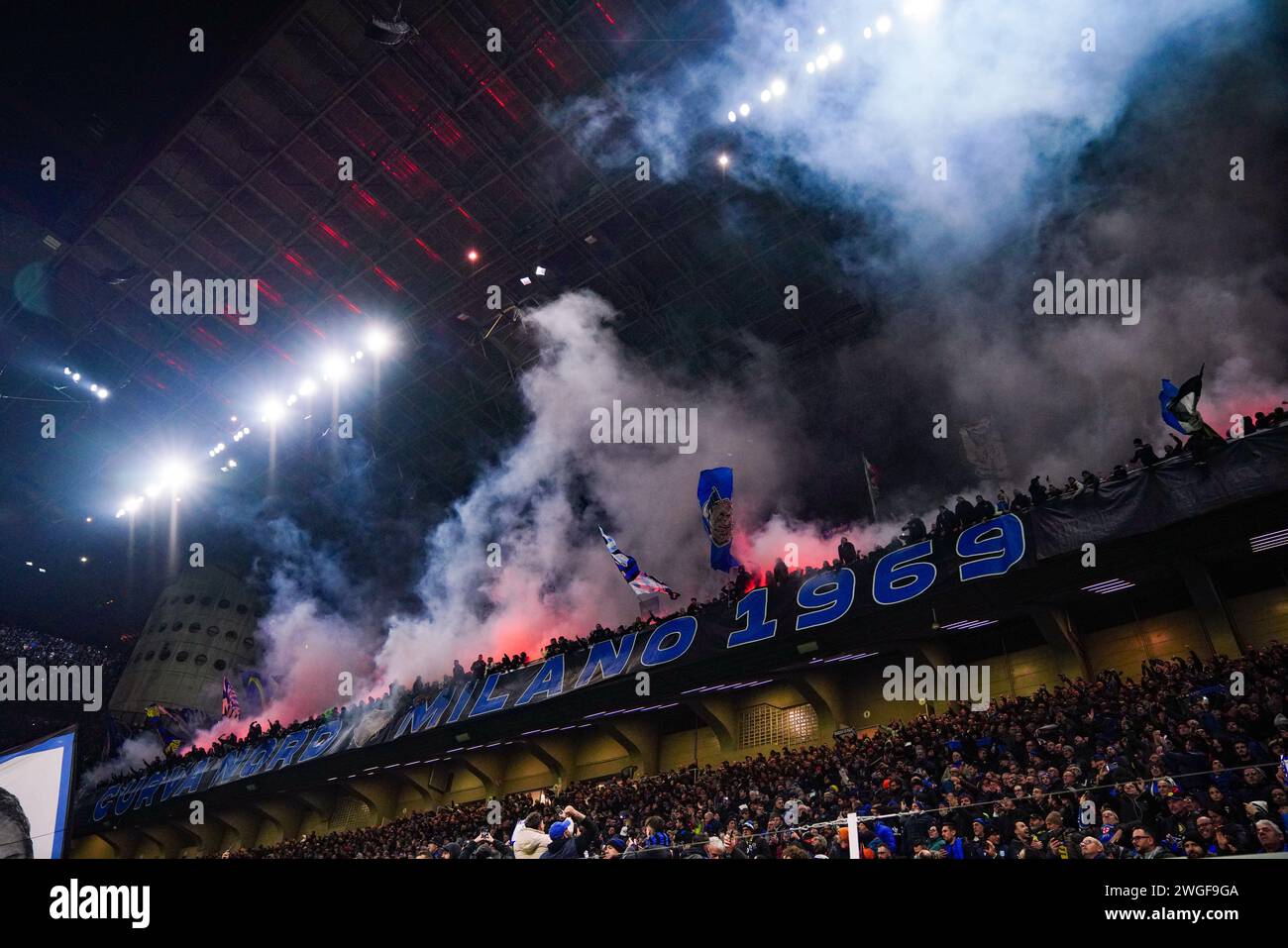 Mailand, Italien. Februar 2024. FC Inter Unterstützer von Curva Nord Milano 1969 während des italienischen Meisterschaftsspiels Serie A zwischen FC Internazionale und Juventus FC am 4. Februar 2024 im Giuseppe Meazza Stadion in Mailand, Italien - Credit: Luca Rossini/E-Mage/Alamy Live News Stockfoto