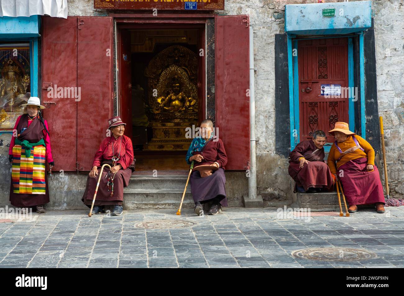 Einheimische Frauen treffen sich auf dem Barkhor-Platz, der Heimat des Jokhang-Tempels in Lhasa, der Hauptstadt der Autonomen Region Tibet in China. Stockfoto